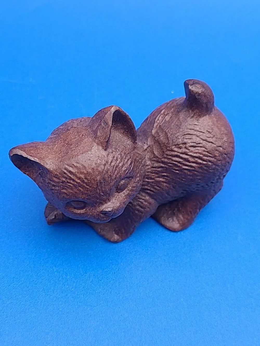 Red Mill Vintage Playful Bottoms Up Miniature Kitten Pecan Shell Resin